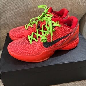 Reverse Grinch Mens Basketball Shoe